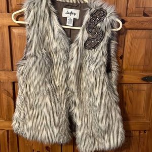 Super cute fur vest by Daytrip